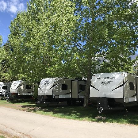 Отель Rundle Mountain Rv Park Канмор Экстерьер фото