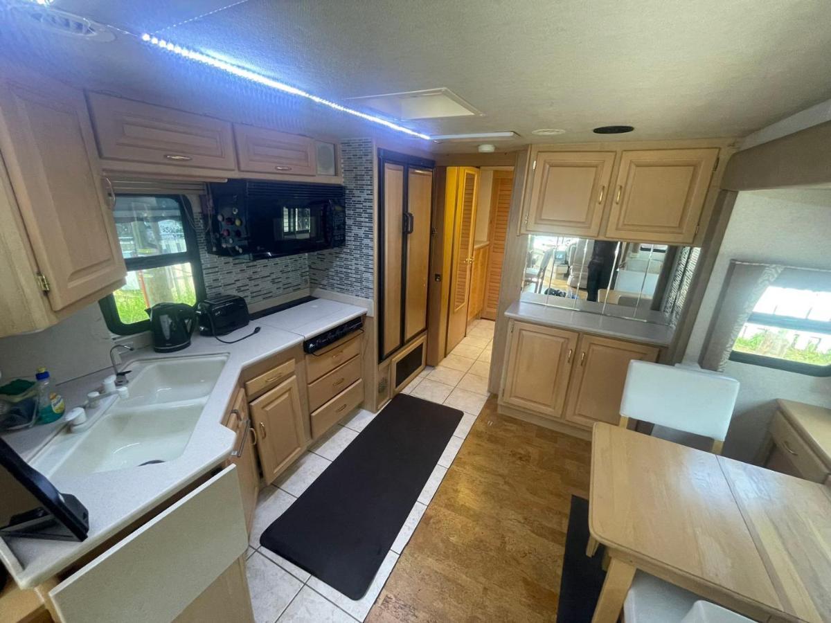 Отель Rundle Mountain Rv Park Канмор Экстерьер фото