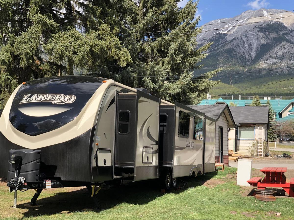 Отель Rundle Mountain Rv Park Канмор Экстерьер фото