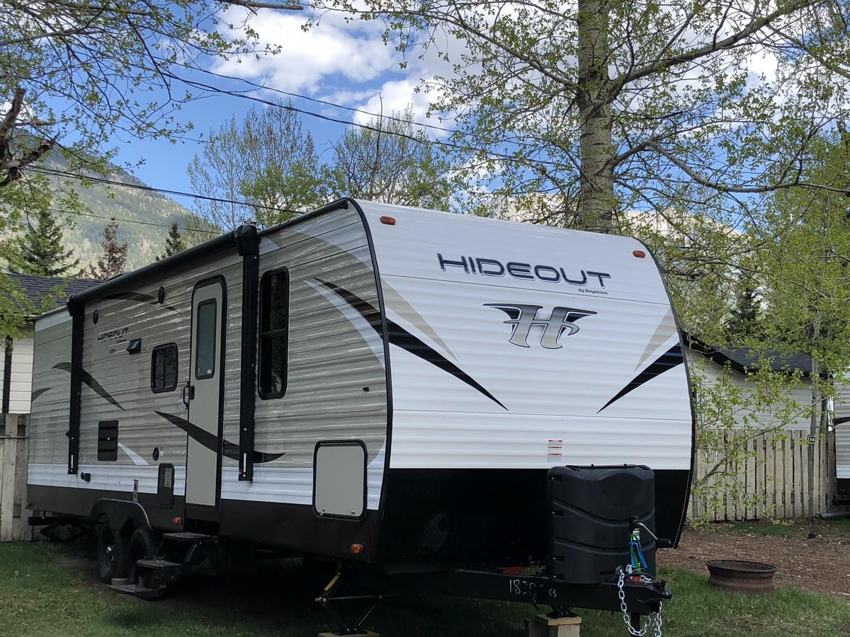 Отель Rundle Mountain Rv Park Канмор Экстерьер фото