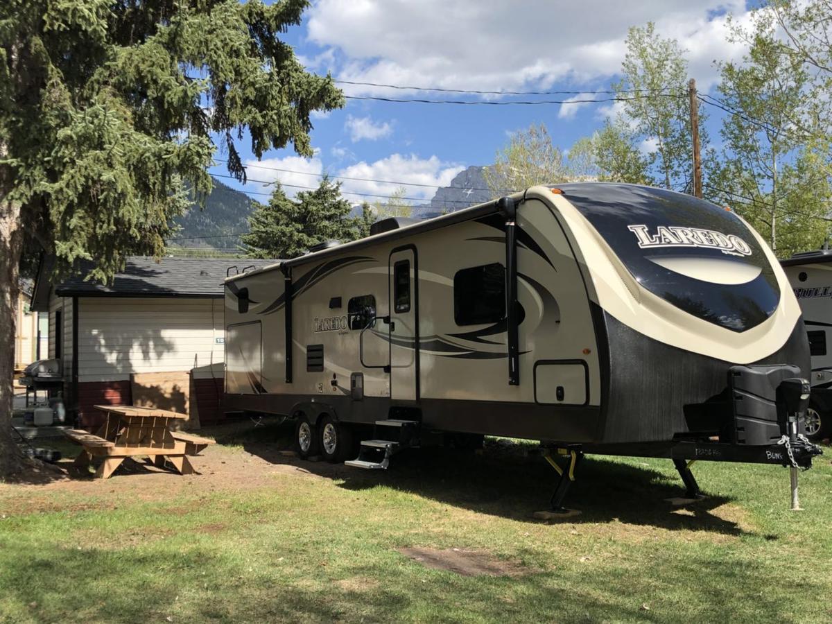 Отель Rundle Mountain Rv Park Канмор Экстерьер фото