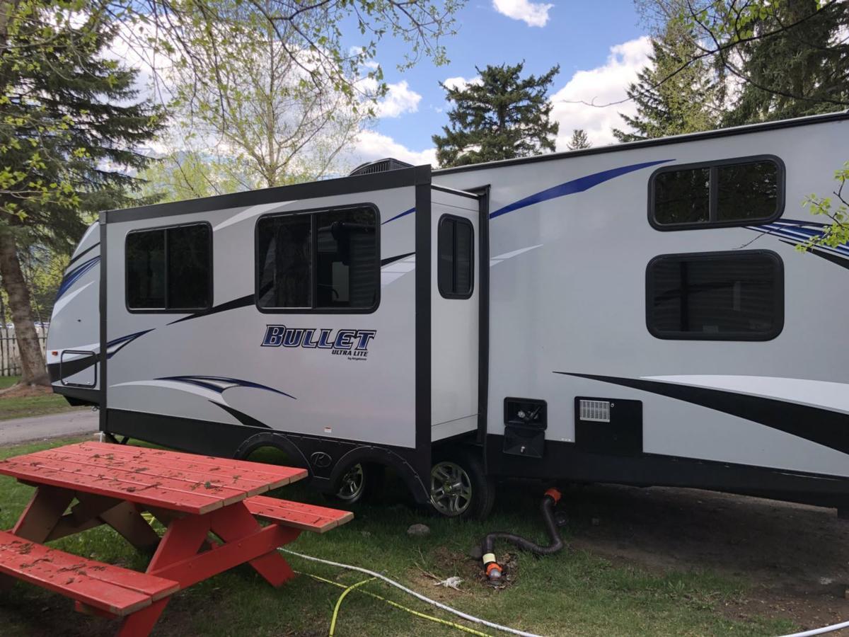 Отель Rundle Mountain Rv Park Канмор Экстерьер фото