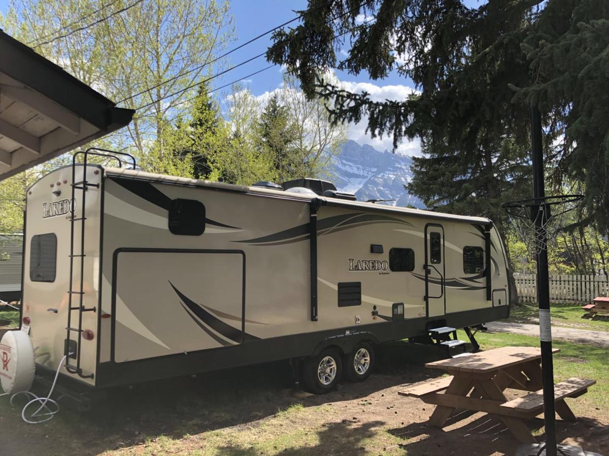 Отель Rundle Mountain Rv Park Канмор Экстерьер фото
