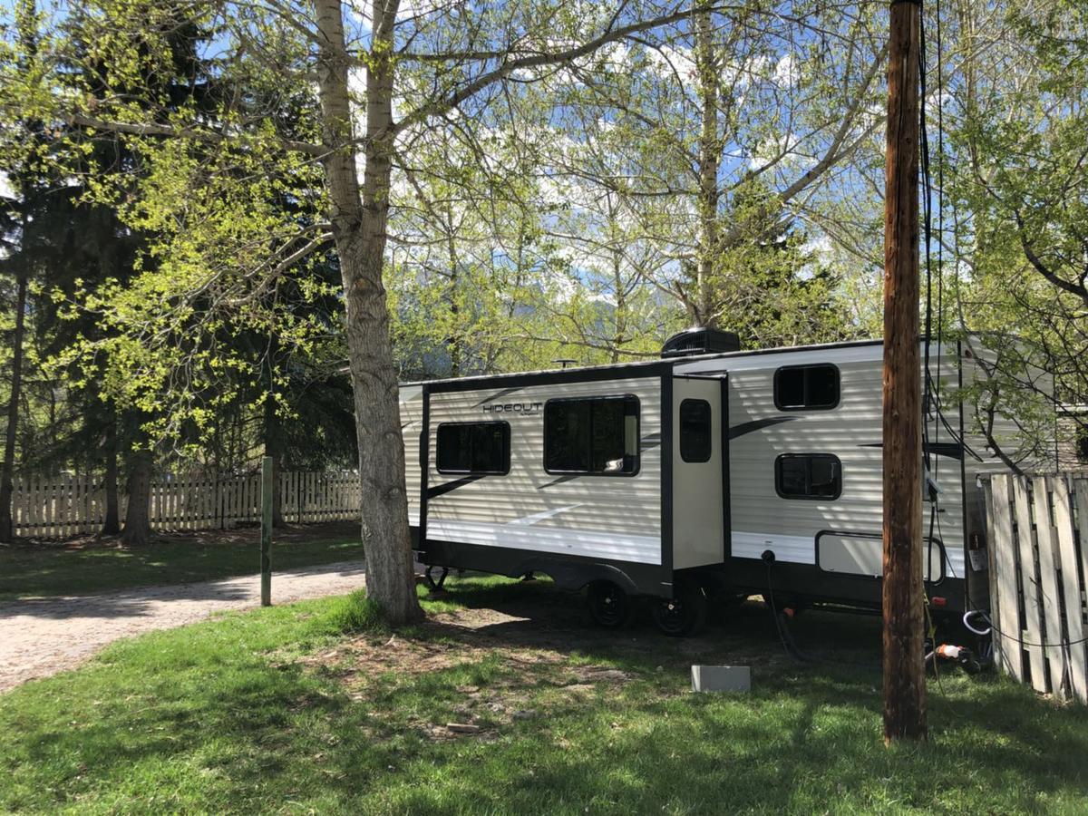 Отель Rundle Mountain Rv Park Канмор Экстерьер фото
