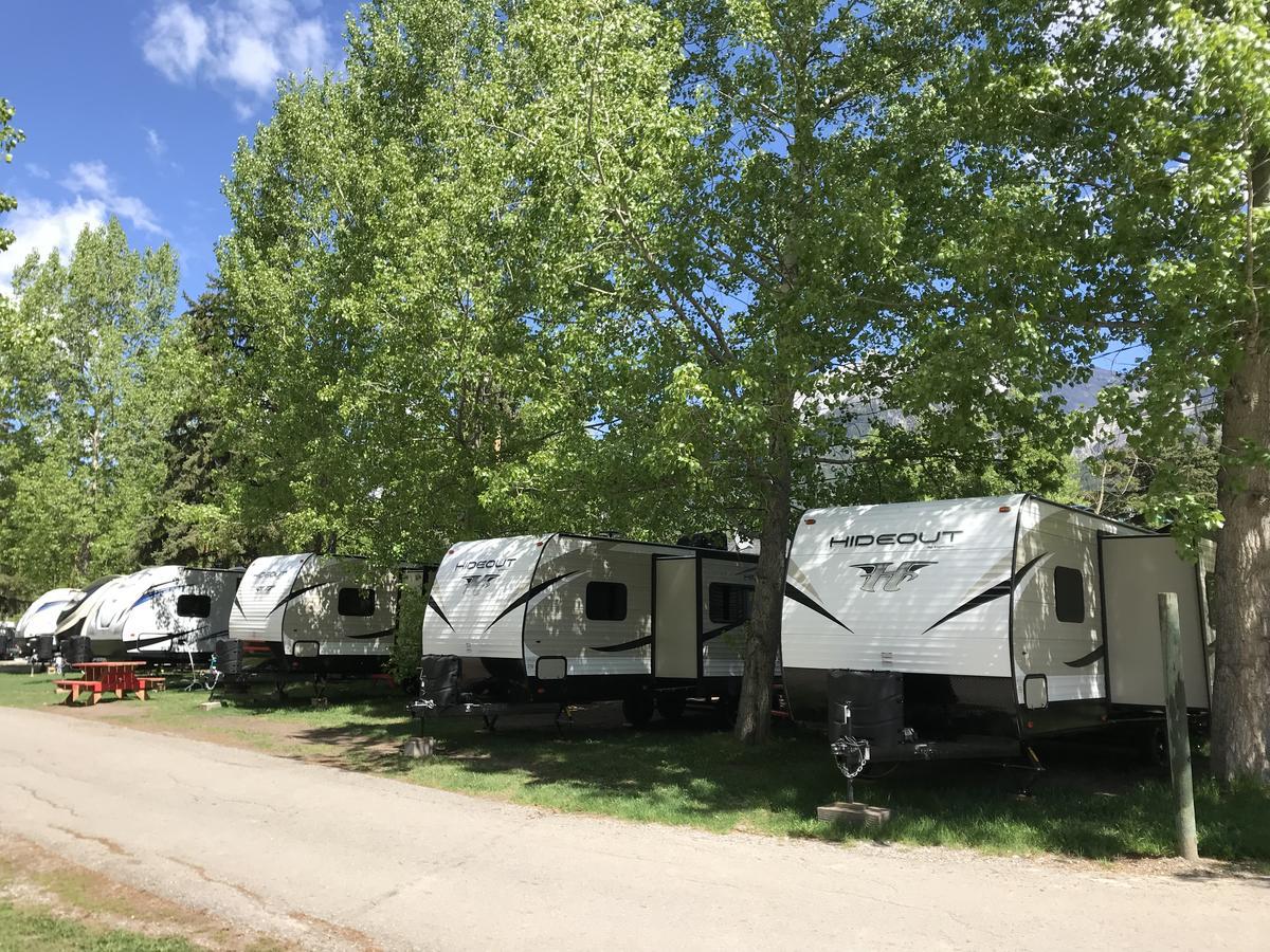 Отель Rundle Mountain Rv Park Канмор Экстерьер фото