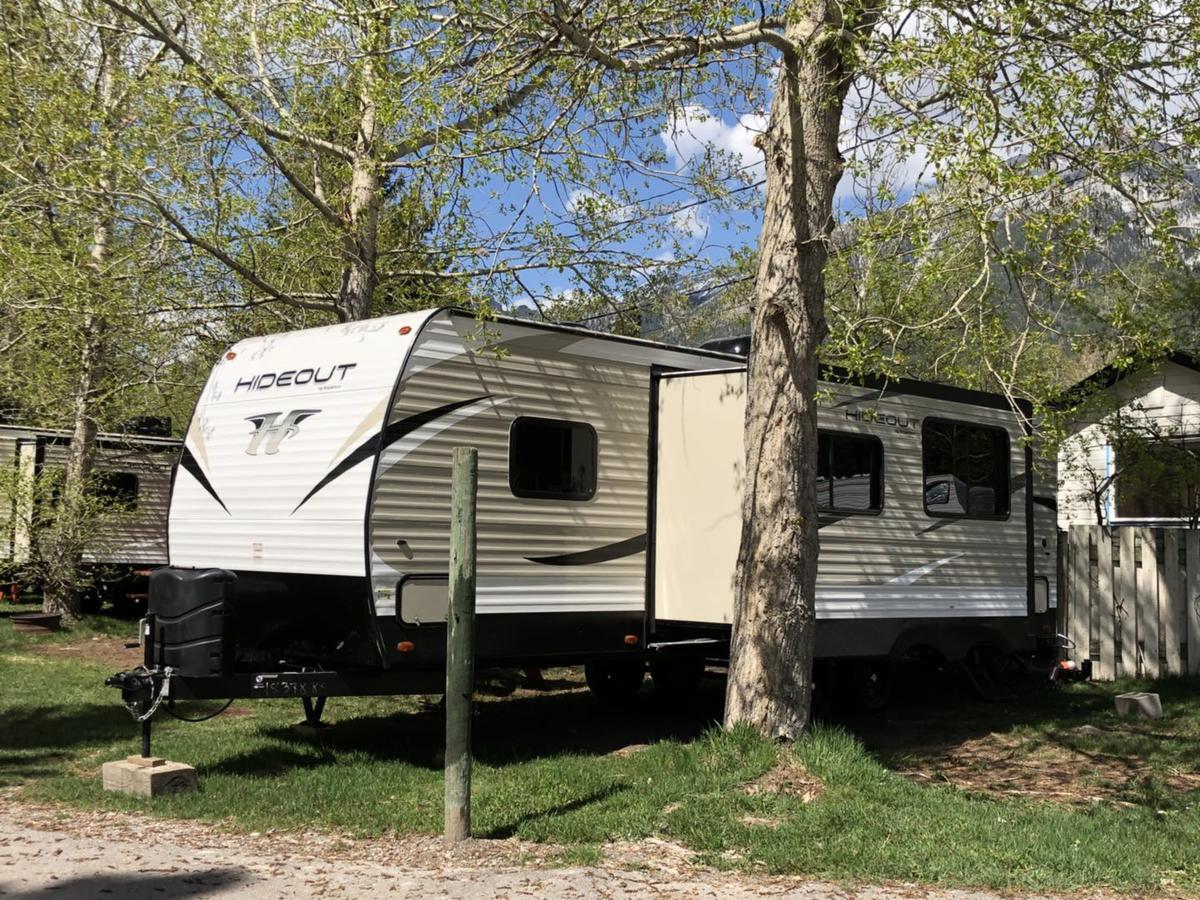 Отель Rundle Mountain Rv Park Канмор Экстерьер фото