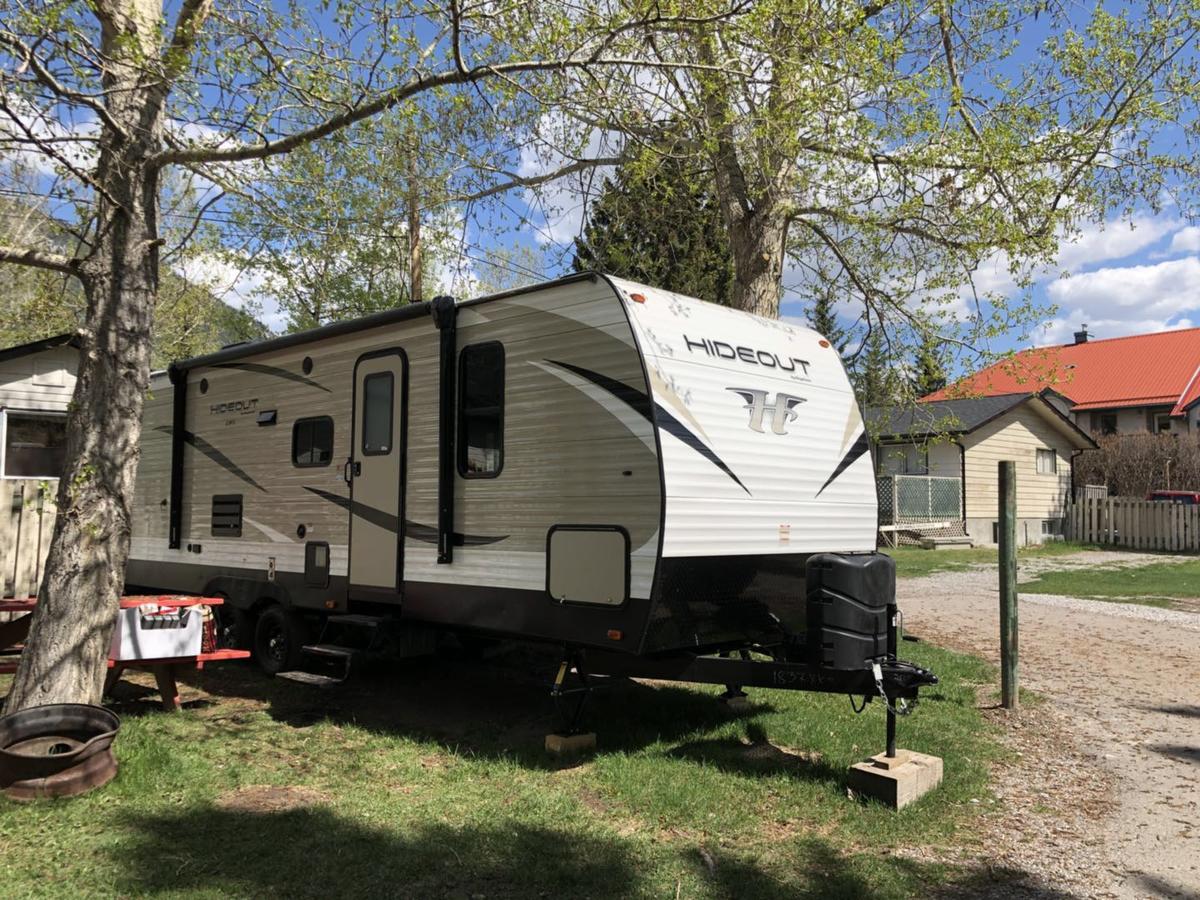 Отель Rundle Mountain Rv Park Канмор Экстерьер фото