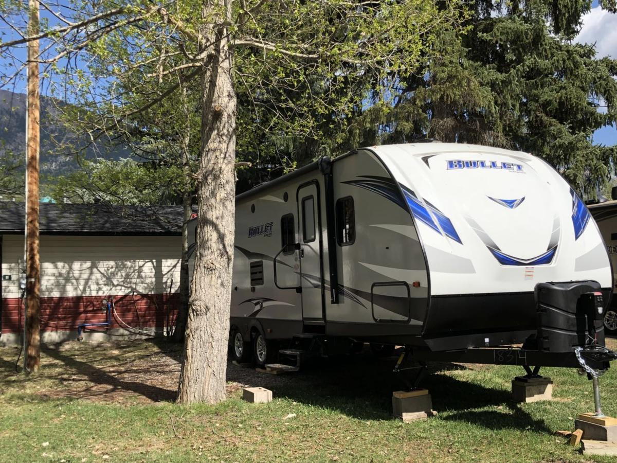 Отель Rundle Mountain Rv Park Канмор Экстерьер фото