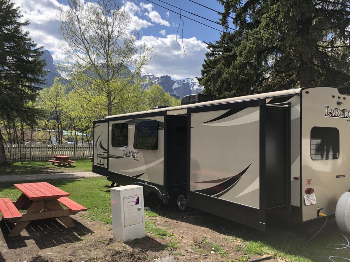Отель Rundle Mountain Rv Park Канмор Экстерьер фото