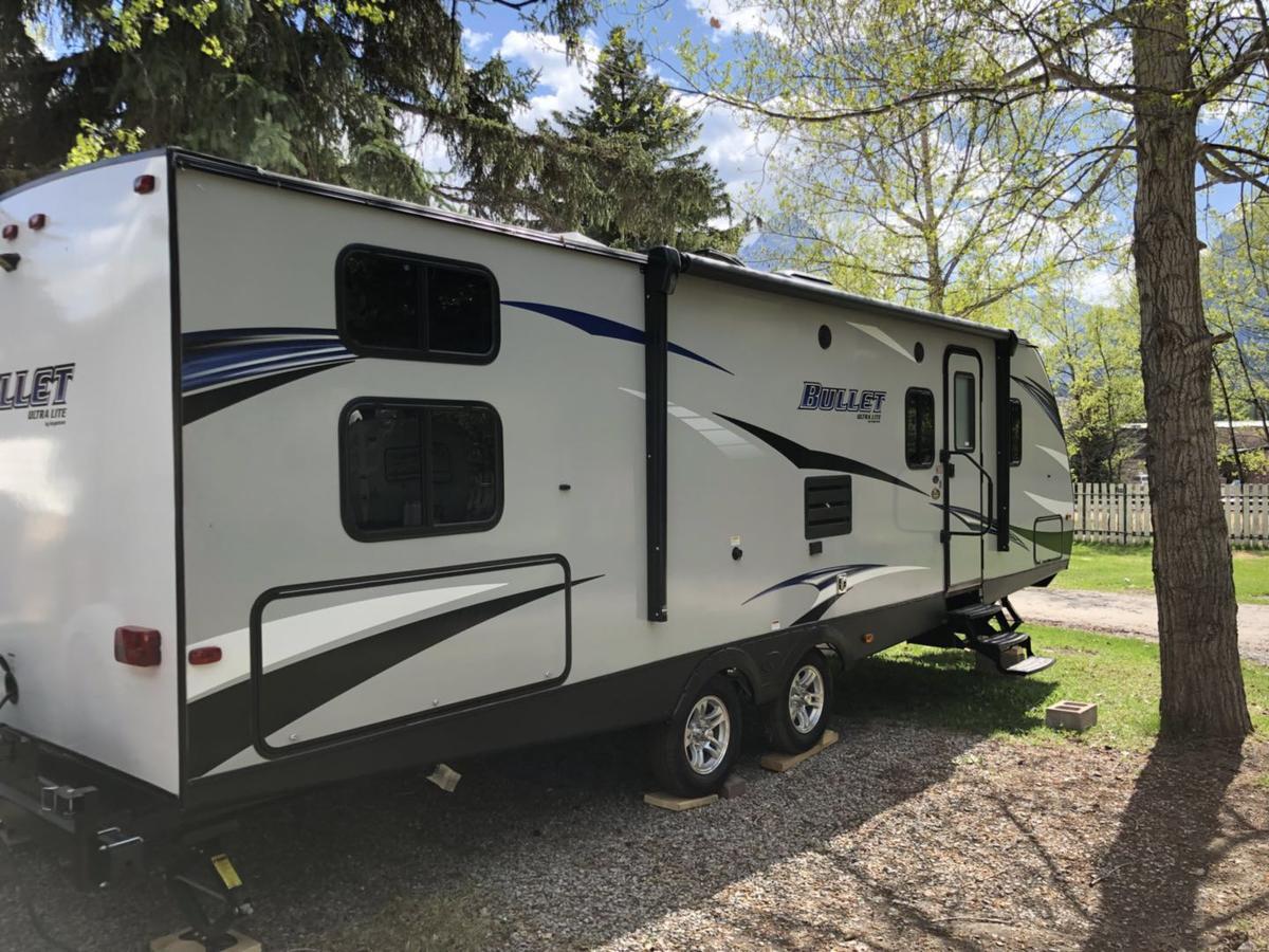 Отель Rundle Mountain Rv Park Канмор Экстерьер фото