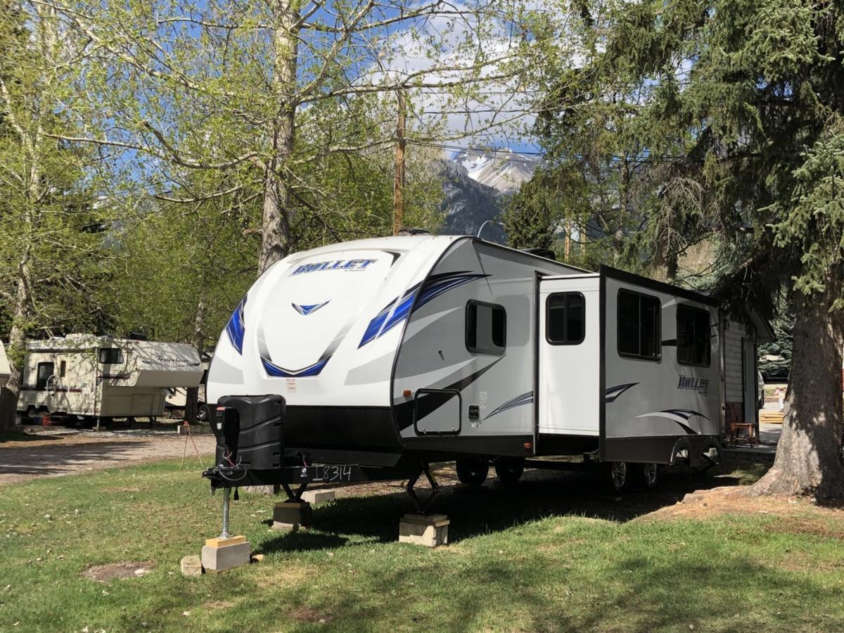 Отель Rundle Mountain Rv Park Канмор Экстерьер фото