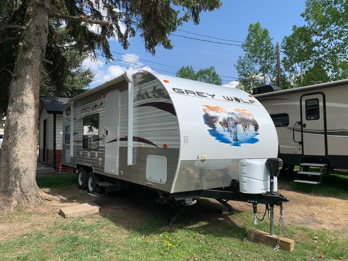 Отель Rundle Mountain Rv Park Канмор Экстерьер фото