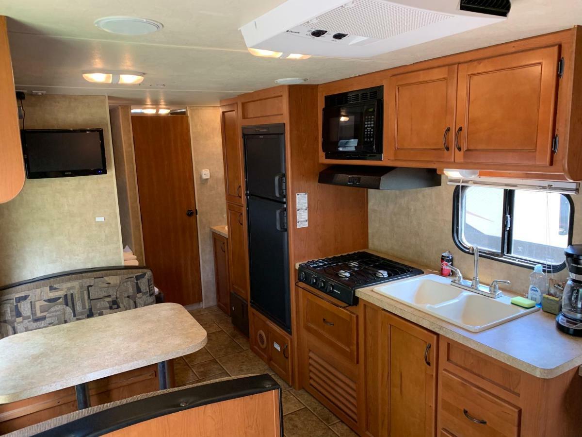 Отель Rundle Mountain Rv Park Канмор Экстерьер фото